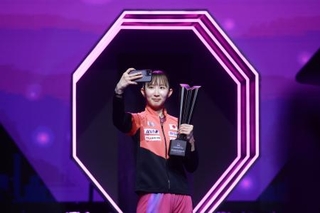 　優勝した早田ひな＝９日、フランクフルト（ゲッティ＝共同）