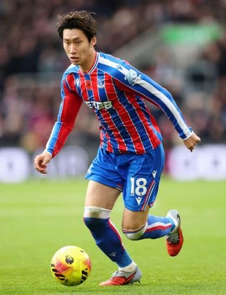 　ブライトン戦でプレーするクリスタルパレスの鎌田＝ロンドン（ゲッティ＝共同）