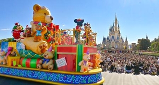　東京ディズニーランドのクリスマスパレード＝１０日、千葉県浦安市