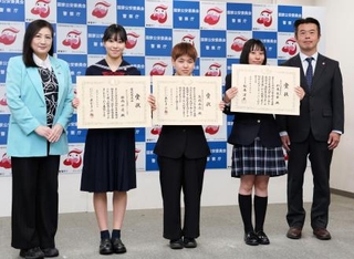 　記念撮影に納まる（左２人目から）堀内千愛さん、矢嶋由乃さん、杉本実希さんら＝１０日午後、警察庁