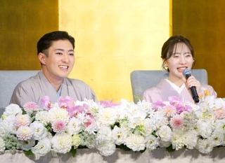 　婚約を発表し記者会見する中村橋之助さん（左）と能條愛未さん＝１０日午後、東京都千代田区