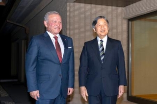 　皇居・御所でヨルダンのアブドラ国王を出迎えられる天皇陛下＝１０日夜（宮内庁提供）