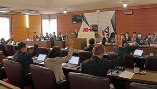 　町職員がカスハラを受けたとして、住民１人を提訴する議案を議決した愛知県美浜町議会＝１１日午前