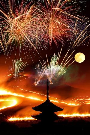 　古都奈良で行われた「若草山焼き」。夜空には打ち上げられた花火とともに月が浮かび上がった。手前は興福寺の五重塔＝昨年１月（午後６時２２分から午後７時１１分までの画像６枚を合成）
