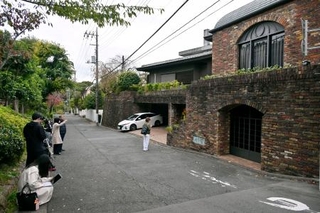 　仲代達矢さんの訃報を受け、報道関係者らが集まった「無名塾」前＝１１日午後、東京都世田谷区