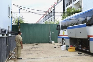 　詐欺組織の拠点が入っていたとされる敷地の入り口＝５月、カンボジア・ポイペト（共同）