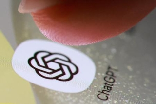 　スマートフォンの「チャットＧＰＴ」のアプリ＝１０月（ロイター＝共同）