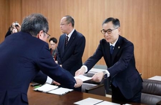 　長野県庁で要望書を手渡す軽井沢町の土屋三千夫町長（右）＝１１日午前