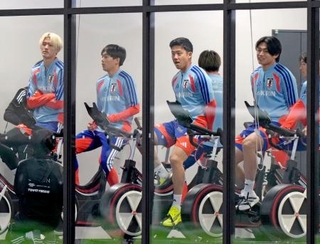 　ガーナ戦に向け、調整する（右から）上田、遠藤ら＝千葉市内