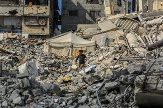 　激しく破壊されたガザ南部ハンユニスの建物＝１１日（ゲッティ＝共同）