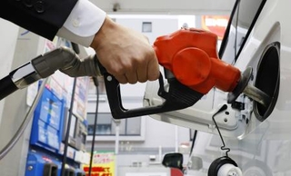　ガソリンスタンドで給油＝東京都内
