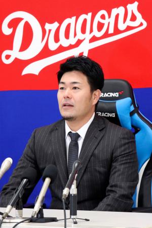 　契約を更改し、記者会見する中日・木下＝１２日、ナゴヤ球場
