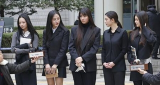 　人気女性アイドルグループ、ＮｅｗＪｅａｎｓ（ニュージーンズ）のメンバー＝３月、韓国のソウル中央地裁前（聯合＝共同）
