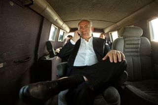 　映画「ネタニヤフ調書　汚職と戦争」の一場面（配給トランスフォーマー、（Ｃ）２０２４　ＢＮＵ　ＰＲＯＤＵＣＴＩＯＮＳ　ＬＬＣ　ＡＬＬ　ＲＩＧＨＴＳ　ＲＥＳＥＲＶＥＤ．）