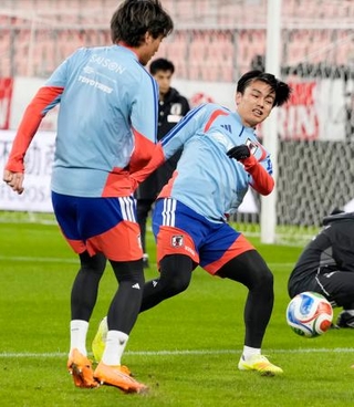 　ガーナ戦に向け、最終調整する上田（右）＝豊田スタジアム