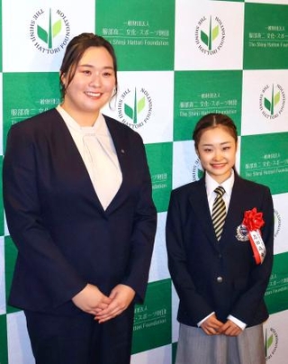 　服部真二賞の授賞式で、写真に納まる陸上女子やり投げの北口榛花（左）とフィギュアスケート女子の島田麻央＝１３日、東京都内