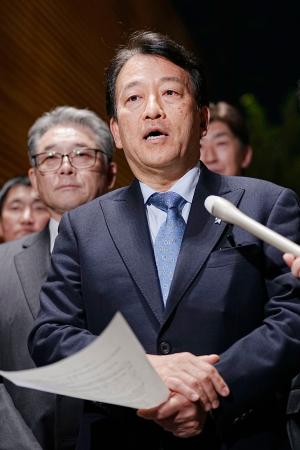 　木原官房長官との面会後、取材に応じる自民党のクマ被害緊急対策ＰＴの笹川博義座長＝１３日夜、首相官邸