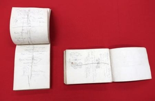 　オークションに出品される小泉八雲の創作ノート。右のノートにはチョウのイラストが描かれている