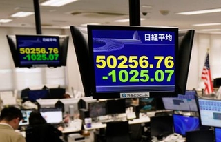 　下げ幅が一時１０００円を超えた日経平均株価を示すモニター＝１４日午前、東京都港区の外為どっとコム