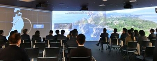 　「領土・主権展示館」にオープンした新施設「ゲートウェイホール」の３面スクリーン＝１４日午後、東京都千代田区