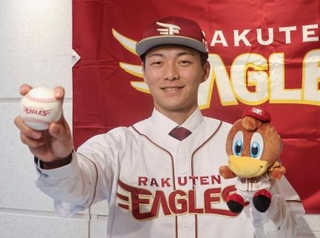 　楽天入団が決まった花園大の藤原聡大投手＝１４日、京都市