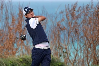 　バミューダ選手権第２ラウンド、９番でティーショットを放つ星野陸也＝１４日、サウサンプトン（ゲッティ＝共同）