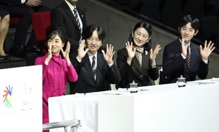 　「東京デフリンピック」の開会式で、手話で「拍手」を送られる秋篠宮ご夫妻と佳子さま、悠仁さま＝１５日、東京体育館（代表撮影）