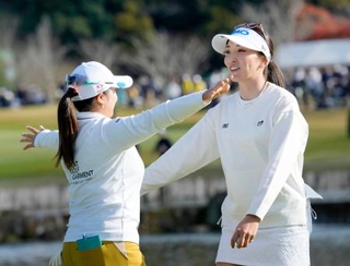 　最終日、ホールアウトした脇元華（右）。通算１６アンダーで優勝した＝グレートアイランドＣ