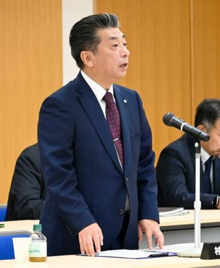 　北海道泊村議会の全員協議会で原発再稼働への同意を表明する高橋鉄徳村長＝１７日午前、泊村