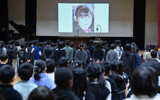 　有山楓さんが通っていた奈良市立富雄北小で開かれた「いのちの集会」＝１７日午前（代表撮影）