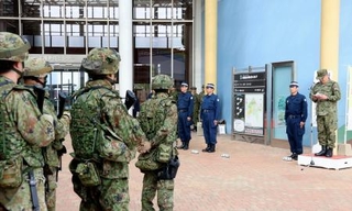 　九州電力玄海原発の周辺で行われた、県警、陸自、海保の３者による共同実動訓練の開始式＝１７日午後、佐賀県玄海町