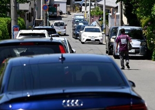 　津波警報を受け、避難者らの車で混雑する宮城県石巻市の日和山公園周辺＝７月