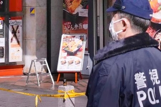 　女性が刺された現場ビルに張られた音楽ライブのポスター。バツ印が付けられていた＝１６日、東京都港区