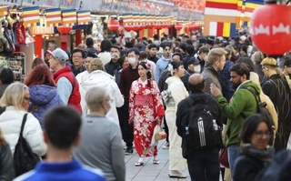 　多くの外国人観光客らでにぎわう東京・浅草の仲見世通り＝１８日午後