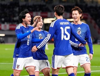 　日本-ボリビア　前半、先制ゴールを決めた鎌田（１５）を祝福する南野（左端）ら＝国立競技場