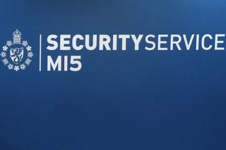 　英情報局保安部（ＭＩ５）の本部に掲示されたロゴ＝ロンドン（ＡＰ＝共同）