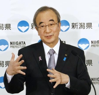 　新潟県庁で定例記者会見をする花角英世知事＝１９日午前