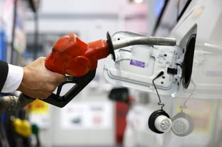 　ガソリンスタンドで給油＝東京都内