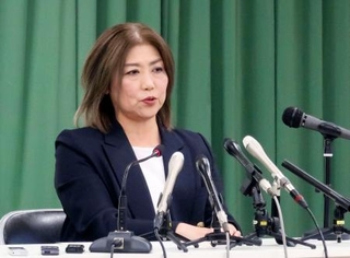 　記者会見で静岡県伊東市長選への立候補を表明する田久保真紀前市長＝１９日午後、伊東市