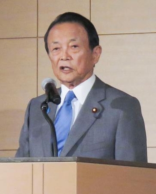　東京都内で開かれたセミナーであいさつする自民党の麻生副総裁＝１９日午後
