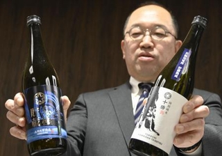 　水力発電所のトンネル内で熟成させた日本酒「純米吟醸　京極貯蔵」（左）と「特別純米　十勝」＝１９日午後、札幌市