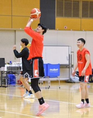 　直前合宿でシュート練習をするバスケットボール男子日本代表主将の渡辺雄（左手前）＝１９日、東京都北区