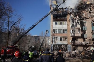 　ロシア軍の攻撃で火災が起きたウクライナ西部テルノピリの集合住宅＝１９日（ＡＰ＝共同）