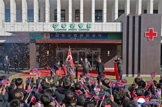 　北朝鮮の平壌郊外江東郡の病院で開かれた完工式。金正恩朝鮮労働党総書記（奥右から３人目）が出席した＝１９日（朝鮮通信＝共同）