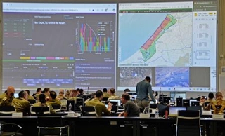 　軍民調整センターにあるガザ地区の地図が映し出されたスクリーン＝１９日、イスラエル中部キリヤトガト（共同）