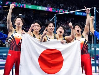 　パリ五輪の体操男子団体総合で優勝を決め、日の丸を手に喜ぶ（左から）杉野正尭、谷川航、萱和磨、岡慎之助、橋本大輝＝２０２４年７月（共同）