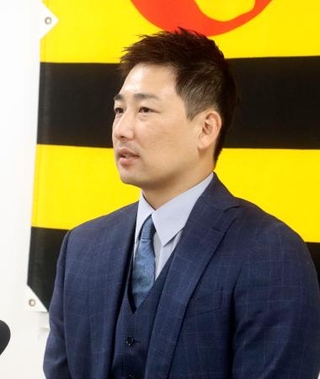 　契約更改交渉を終え、取材に応じる阪神・岩崎＝２０日、兵庫県西宮市