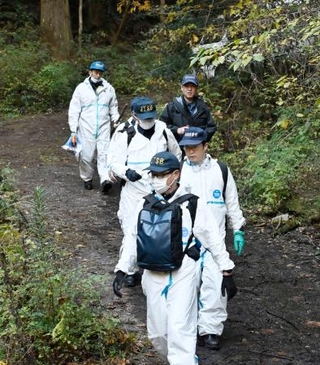 　小型航空機墜落事故の現場となった山中から戻った運輸安全委員会の航空事故調査官ら＝２０日午後、福岡県八女市