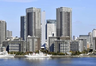 　東京都中央区のマンション群＝４日