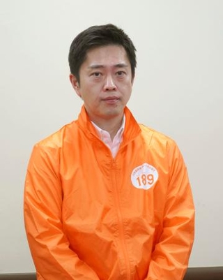 　記者団の取材に応じる日本維新の会の吉村代表＝２１日午後、大阪府庁